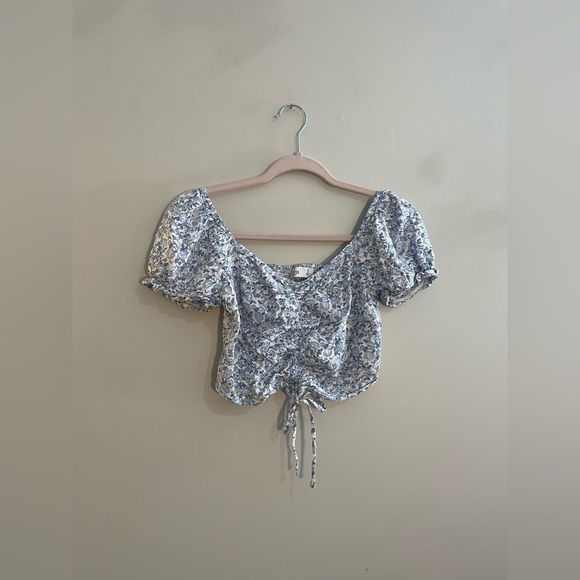 Hollister Tops - Hollister White and Blue Floral Cropped Capped Sleeves Top